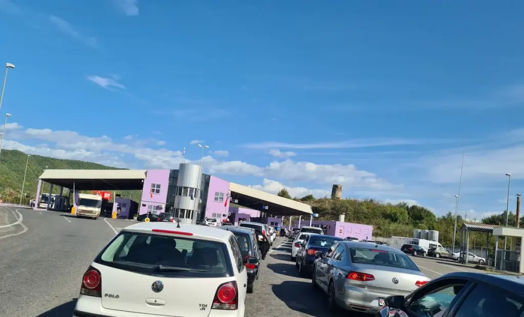 Driving a Rental Car from Albania to Montenegro: Border FAQ 1 Queue of cars at the Muriqan–Sukobin border crossing on the Albania–Montenegro route when driving an Albanian rental car (permit and Green Card required).