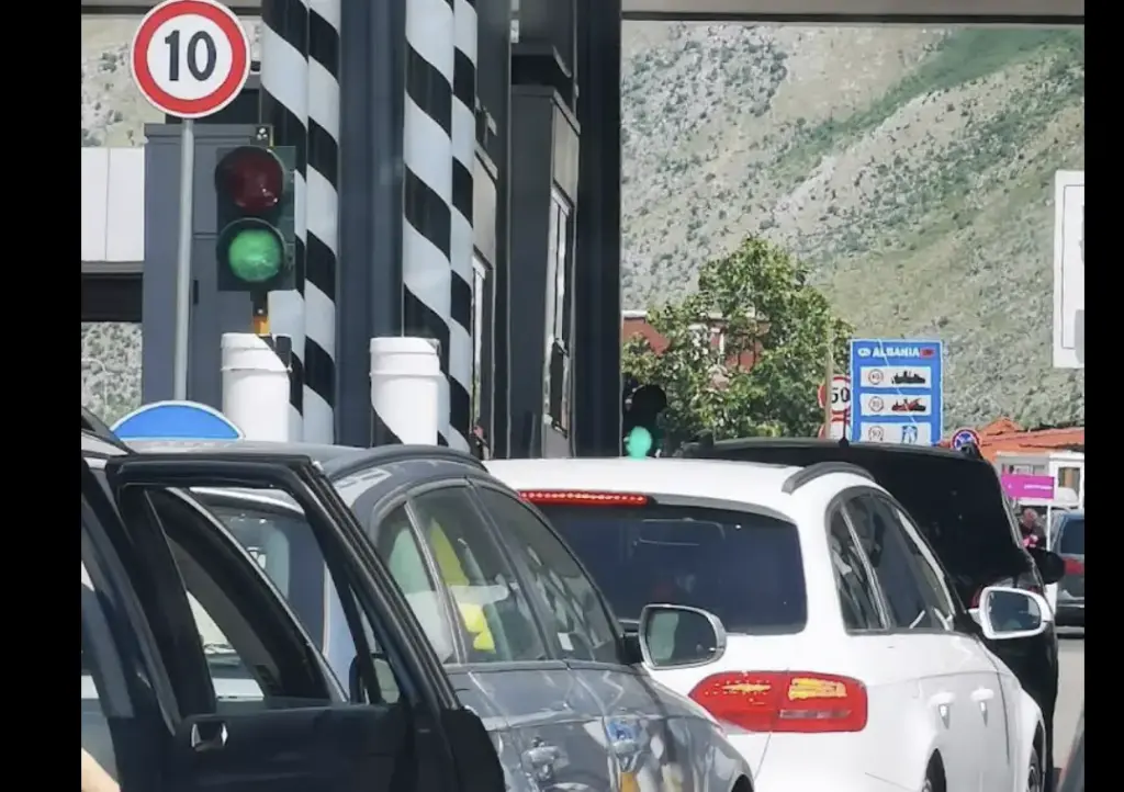 Albania Cross-Border Car Rental: Montenegro, Greece, Kosovo, and North Macedonia — Fees, Green Cards, and Which Companies Actually Allow It 2 Close-up of the green traffic light and barrier at the Hani i Hotit border, illustrating the vehicle inspection and entry procedure into Albania.